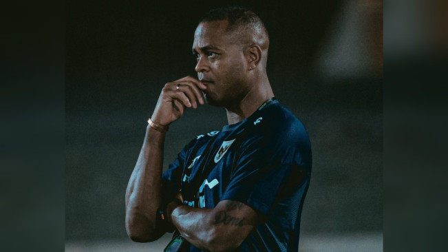 Pelatih Timnas Indonesia, Patrick Kluivert memantau Ole Romeny. [Instagram]